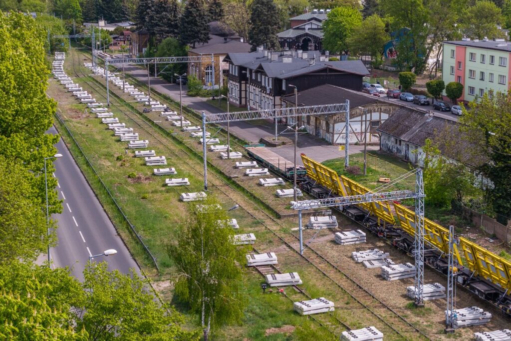 Remont linii do Ciechocinka fot. Szymon Zdziebło/tarantoga.pl dla UMWKP