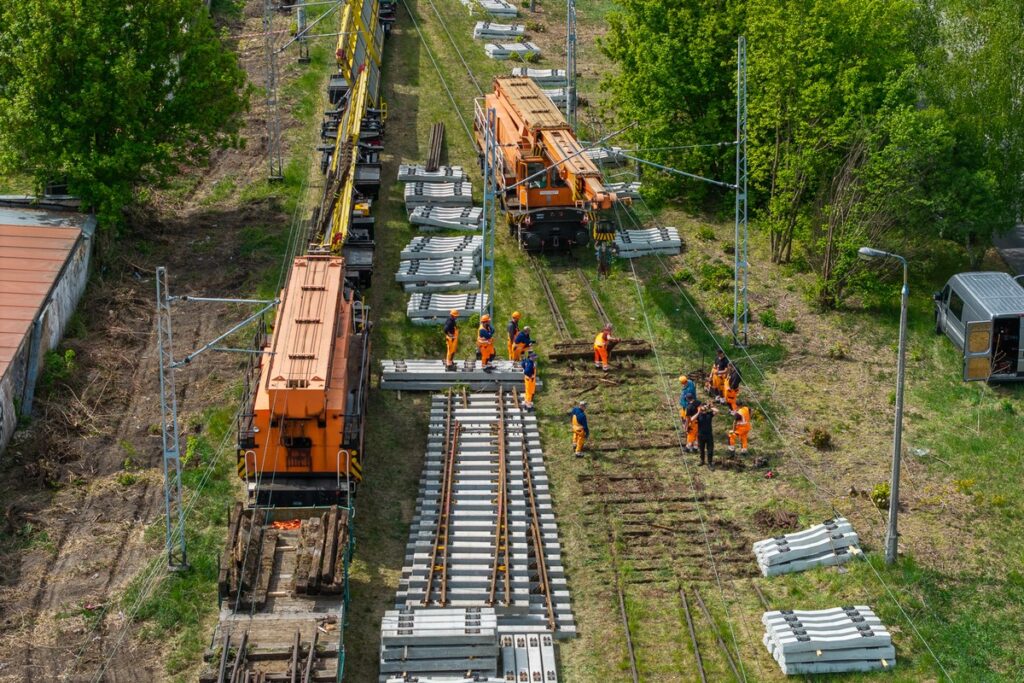 Remont linii do Ciechocinka fot. Szymon Zdziebło/tarantoga.pl dla UMWKP