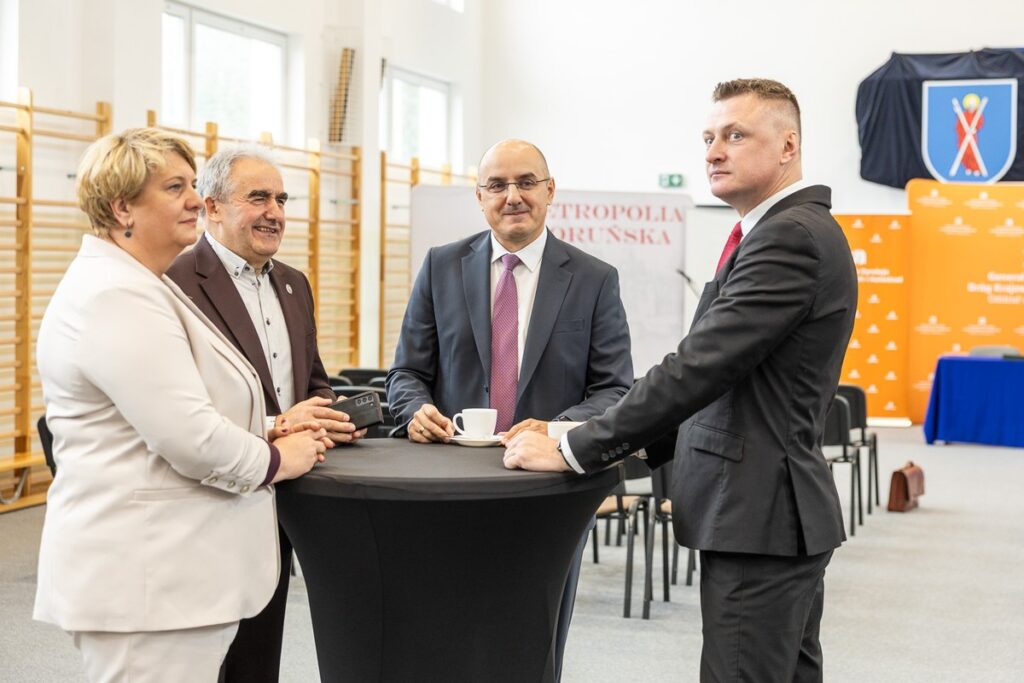 Podpisanie porozumień w sprawie inwestycji drogowych w Lubiczu i Łysomicach, fot. Szymon Zdziebło/tarantoga.pl dla UMWKP