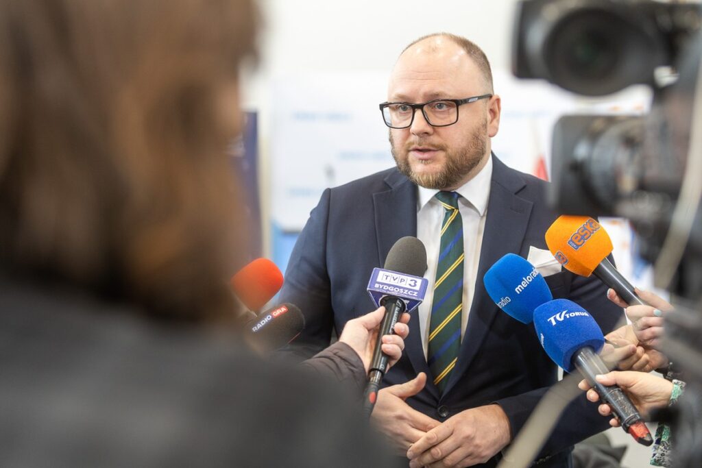Podpisanie porozumień w sprawie inwestycji drogowych w Lubiczu i Łysomicach, fot. Szymon Zdziebło/tarantoga.pl dla UMWKP