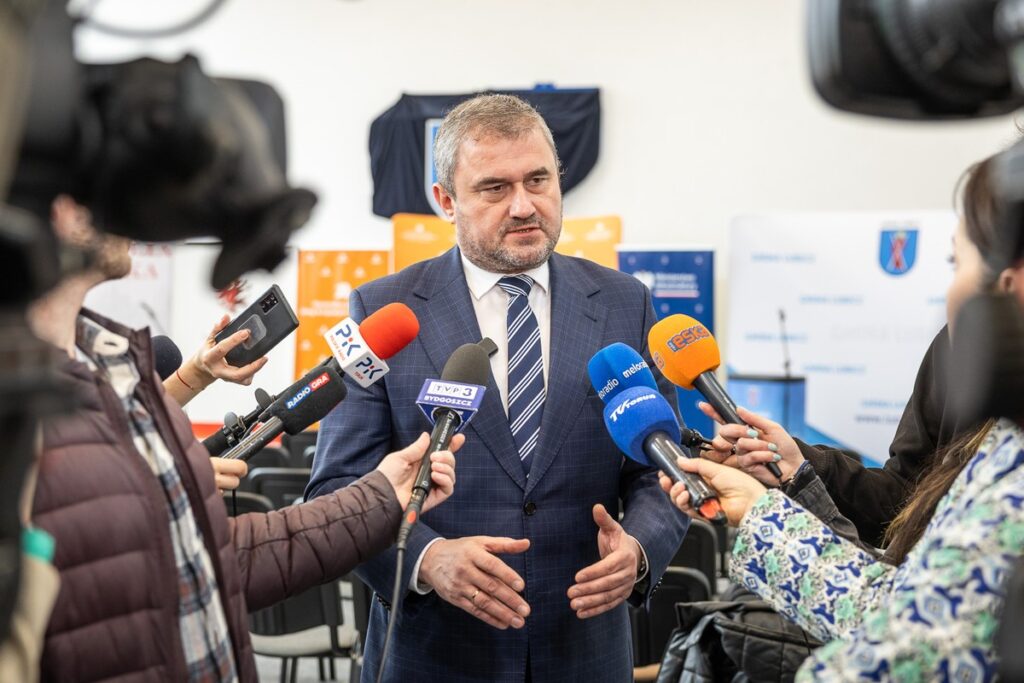 Podpisanie porozumień w sprawie inwestycji drogowych w Lubiczu i Łysomicach, fot. Szymon Zdziebło/tarantoga.pl dla UMWKP