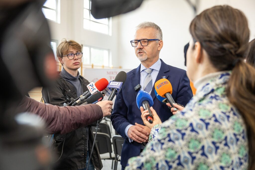 Podpisanie porozumień w sprawie inwestycji drogowych w Lubiczu i Łysomicach, fot. Szymon Zdziebło/tarantoga.pl dla UMWKP