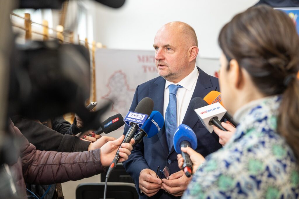 Podpisanie porozumień w sprawie inwestycji drogowych w Lubiczu i Łysomicach, fot. Szymon Zdziebło/tarantoga.pl dla UMWKP