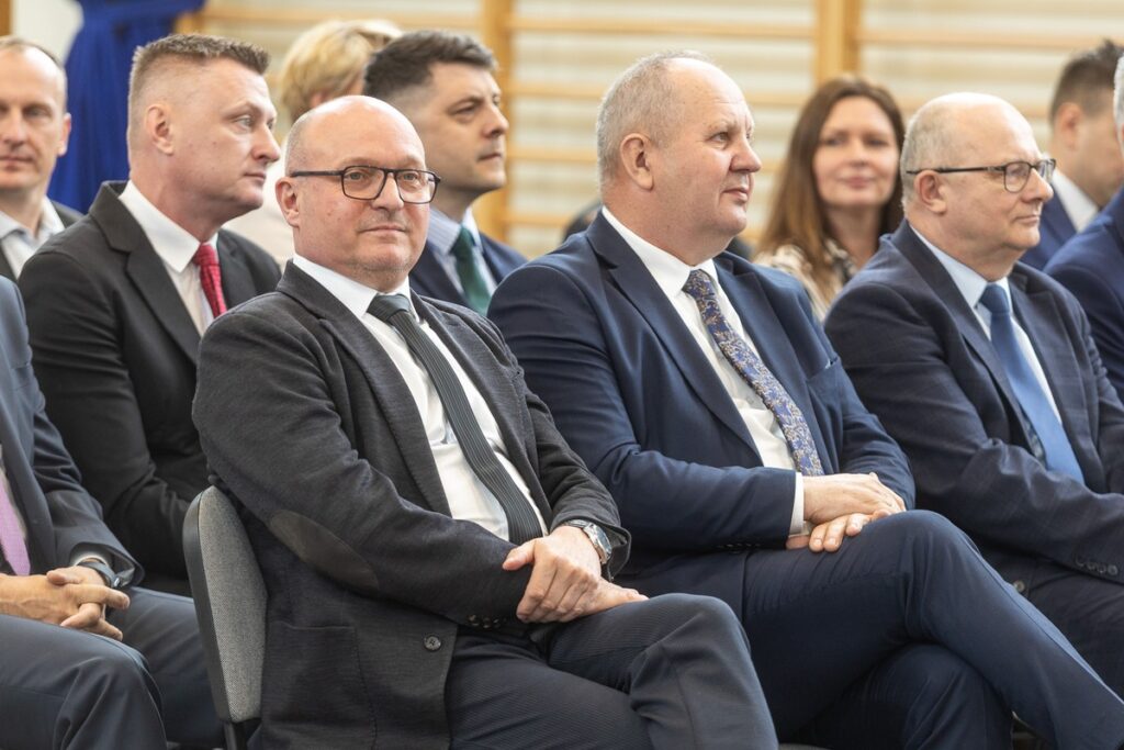 Podpisanie porozumień w sprawie inwestycji drogowych w Lubiczu i Łysomicach, fot. Szymon Zdziebło/tarantoga.pl dla UMWKP