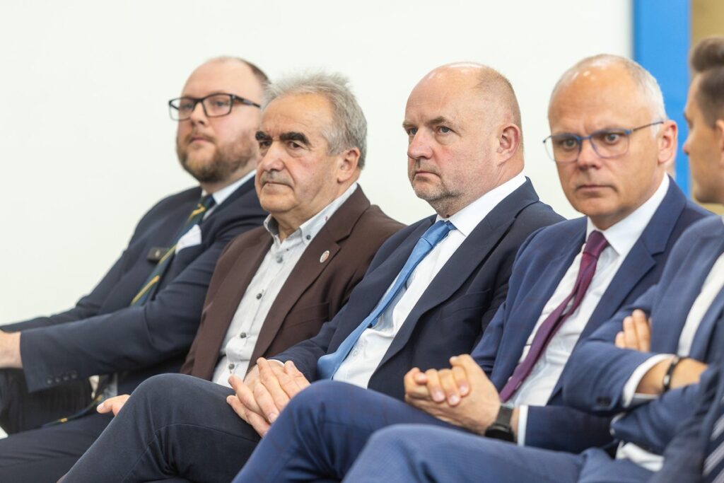 Podpisanie porozumień w sprawie inwestycji drogowych w Lubiczu i Łysomicach, fot. Szymon Zdziebło/tarantoga.pl dla UMWKP