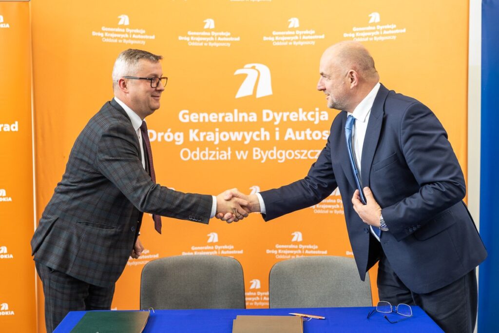 Podpisanie porozumień w sprawie inwestycji drogowych w Lubiczu i Łysomicach, fot. Szymon Zdziebło/tarantoga.pl dla UMWKP