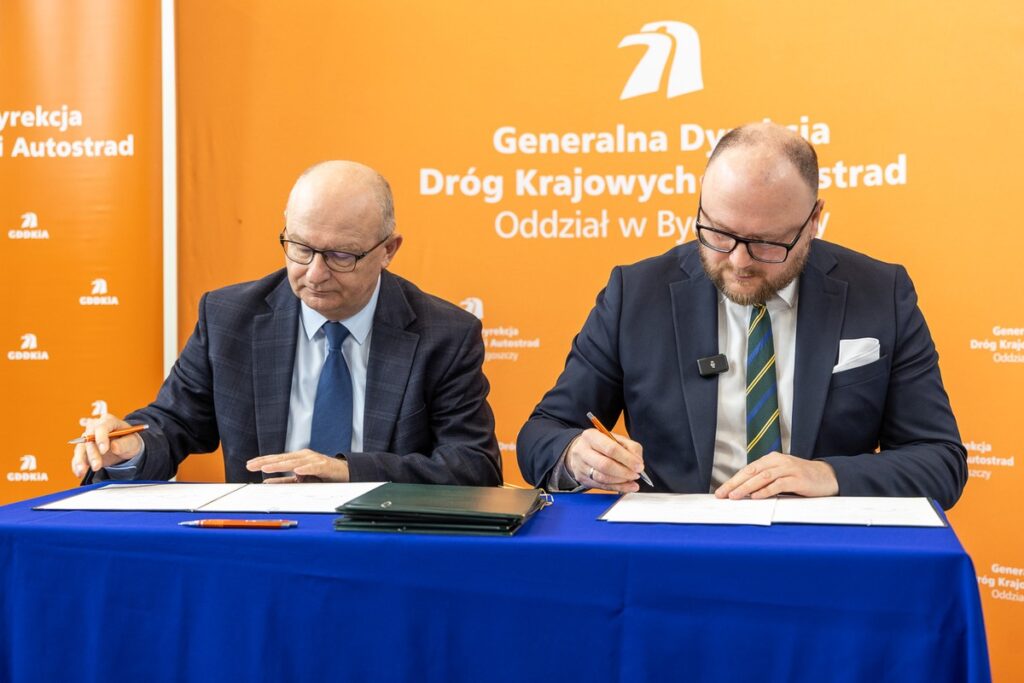 Podpisanie porozumień w sprawie inwestycji drogowych w Lubiczu i Łysomicach, fot. Szymon Zdziebło/tarantoga.pl dla UMWKP