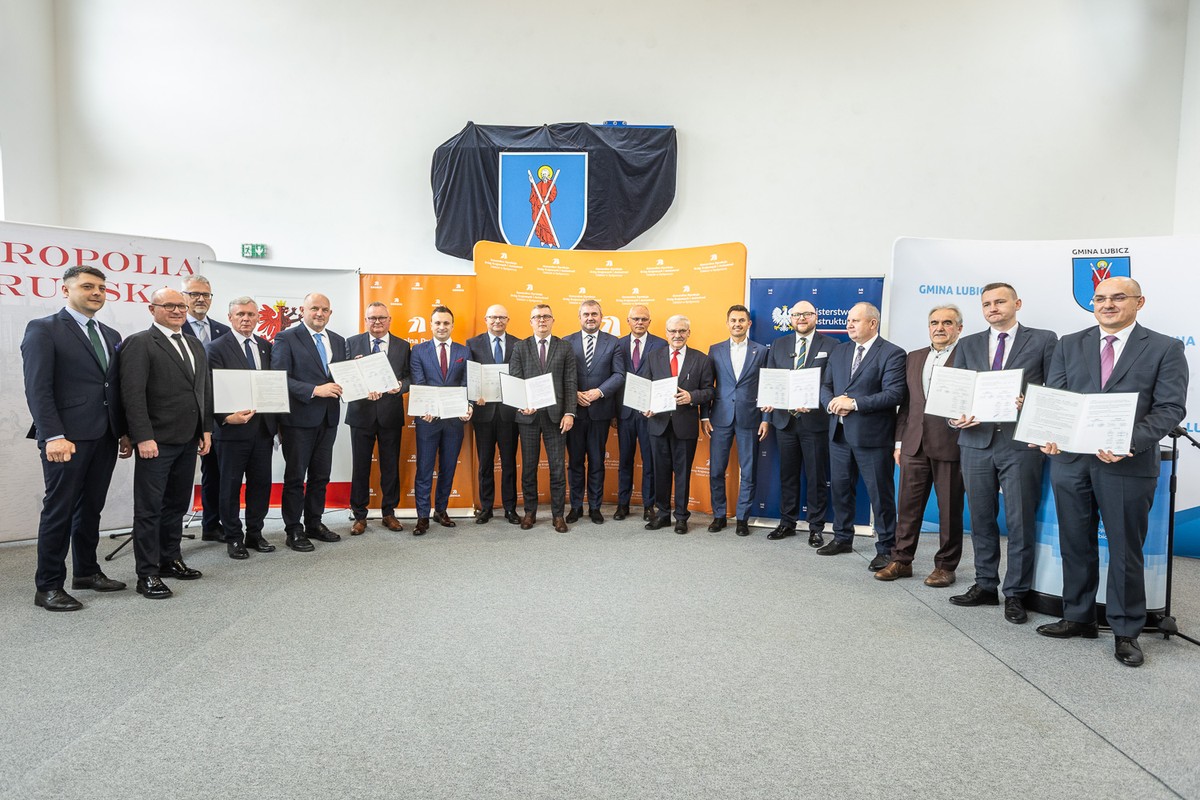 Podpisanie porozumień w sprawie inwestycji drogowych w Lubiczu i Łysomicach, fot. Szymon Zdziebło/tarantoga.pl dla UMWKP