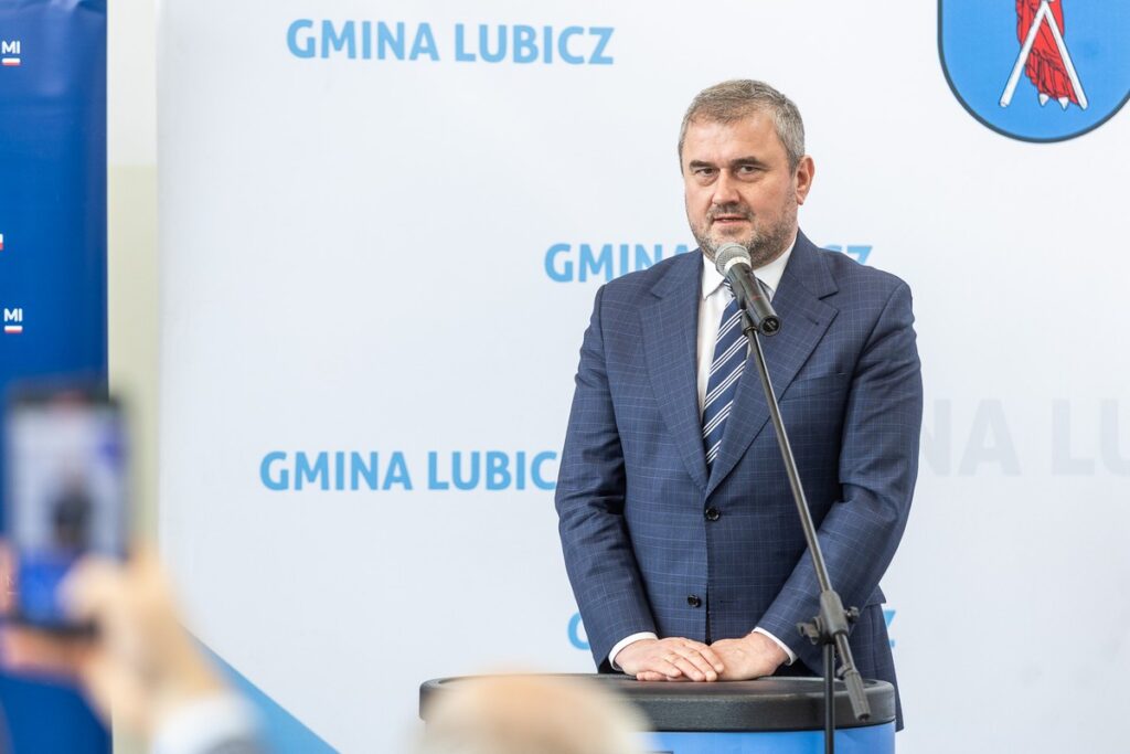 Podpisanie porozumień w sprawie inwestycji drogowych w Lubiczu i Łysomicach, fot. Szymon Zdziebło/tarantoga.pl dla UMWKP