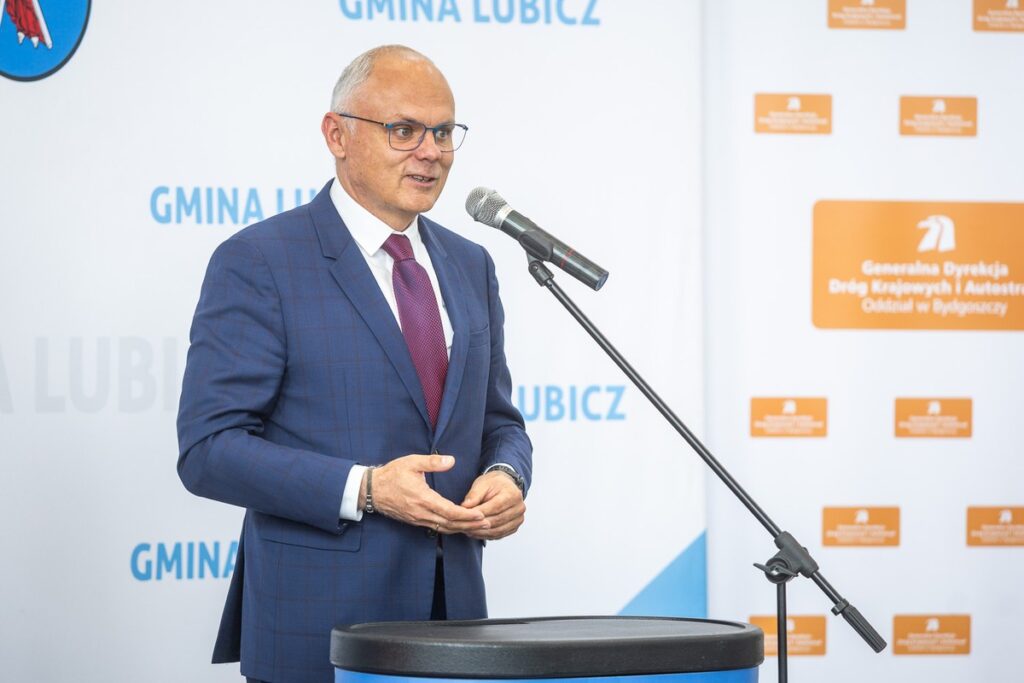 Podpisanie porozumień w sprawie inwestycji drogowych w Lubiczu i Łysomicach, fot. Szymon Zdziebło/tarantoga.pl dla UMWKP
