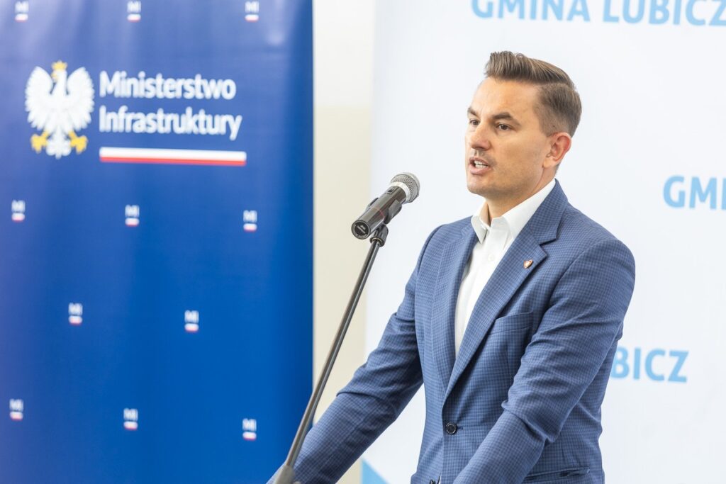 Podpisanie porozumień w sprawie inwestycji drogowych w Lubiczu i Łysomicach, fot. Szymon Zdziebło/tarantoga.pl dla UMWKP