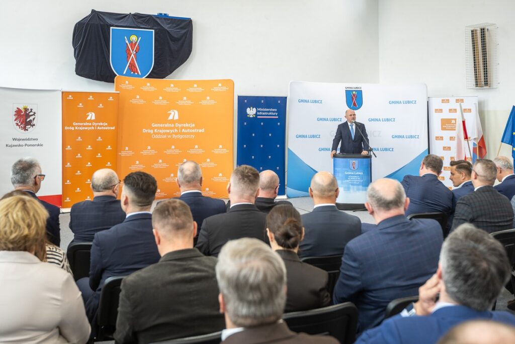 Podpisanie porozumień w sprawie inwestycji drogowych w Lubiczu i Łysomicach, fot. Szymon Zdziebło/tarantoga.pl dla UMWKP