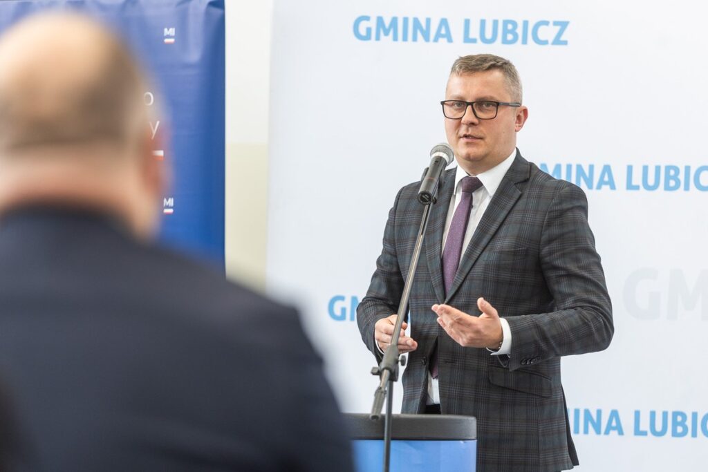 Podpisanie porozumień w sprawie inwestycji drogowych w Lubiczu i Łysomicach, fot. Szymon Zdziebło/tarantoga.pl dla UMWKP