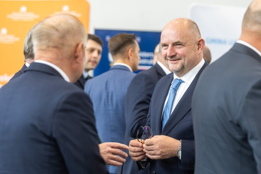 Podpisanie porozumień w sprawie inwestycji drogowych w Lubiczu i Łysomicach, fot. Szymon Zdziebło/tarantoga.pl dla UMWKP