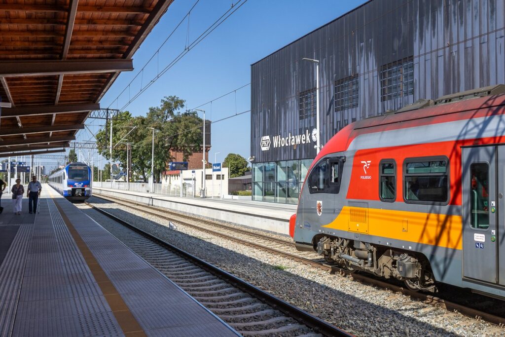 Pociąg spółki polregio na stacji Włocławek,