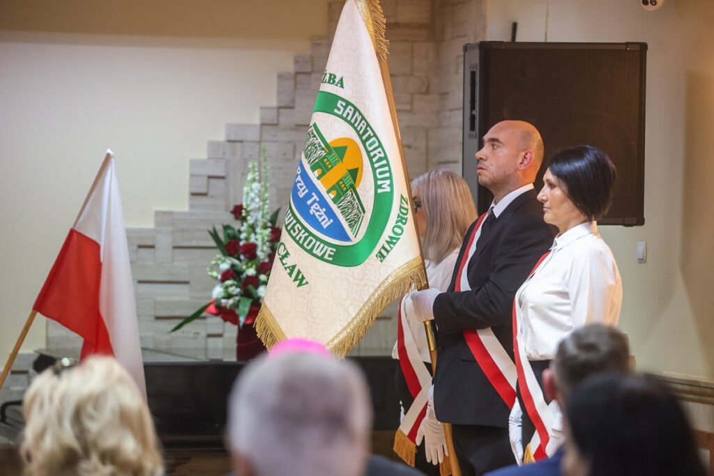 The handing over of the banner to the Sanatorium Przy Tężni in Inowrocław, photo Szymon Zdziebło/tarantoga.pl for UMWKP