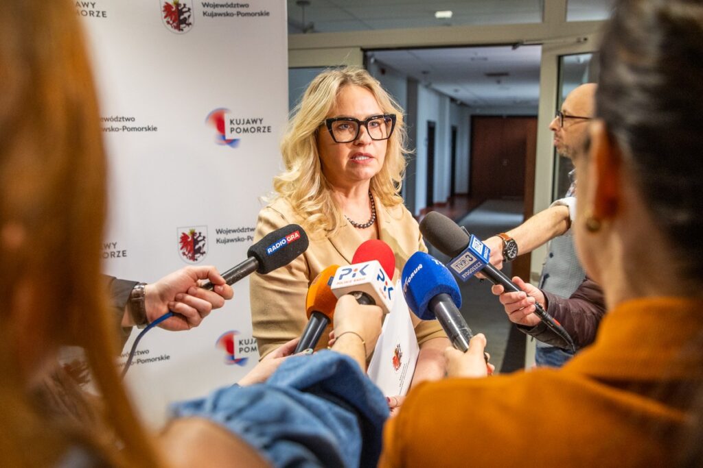Signing of contracts for the purchase of buses, photo: Andrzej Goiński UMWKP