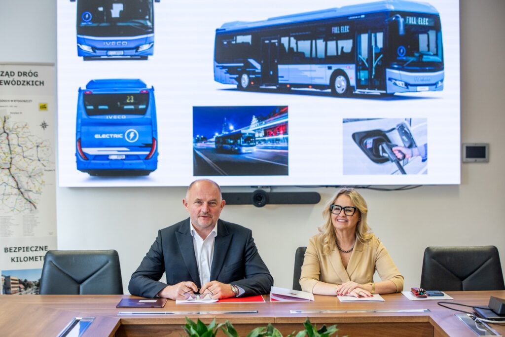 Signing of contracts for the purchase of buses, photo: Andrzej Goiński UMWKP