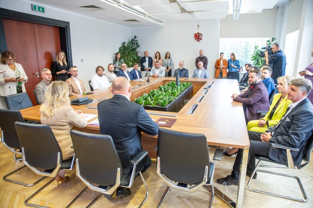 Signing of contracts for the purchase of buses, photo: Andrzej Goiński UMWKP