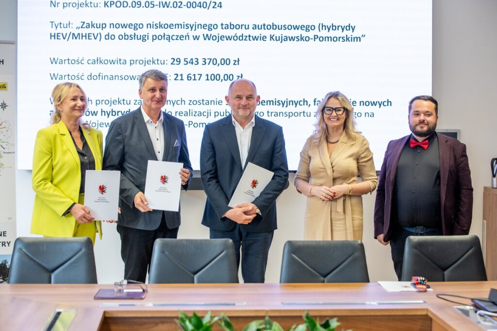 Signing of contracts for the purchase of buses, photo: Andrzej Goiński UMWKP