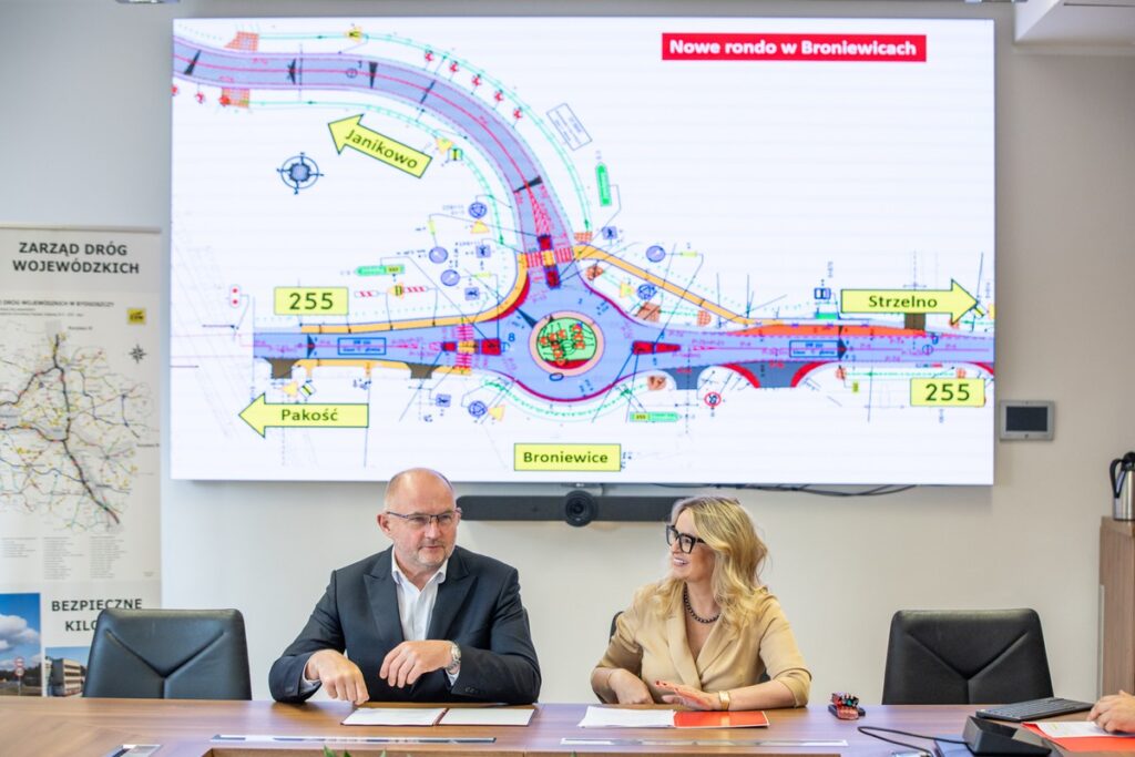 Podpisanie umów na budowę nowych rond w Dyblinie i Broniewicach, fot. Andrzej Goiński/UMWKP