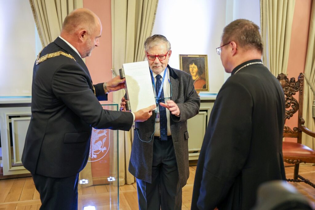Presentation of the Fides et Ratio Award to Prof. Weiler, photo: Szymon Zdziebło/tarantoga.pl for UMWKP Presentation of the Fides et Ratio Award to Prof. Weiler, photo: Szymon Zdziebło/tarantoga.pl for UMWKP