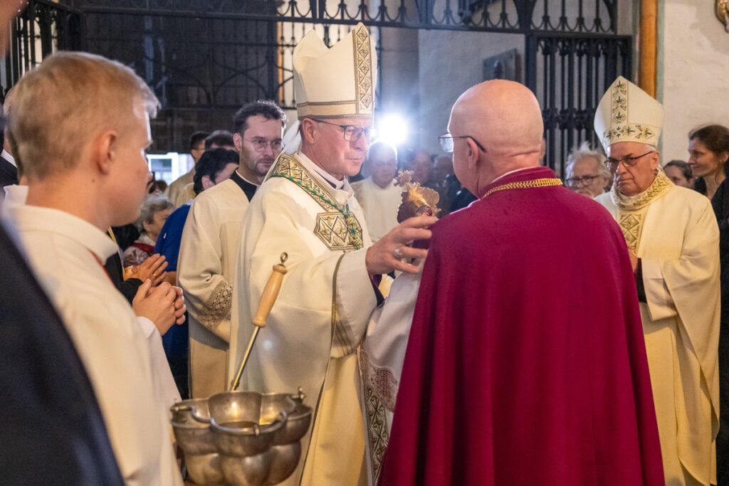 Ingres biskupa Arkadiusza Okroja, fot. Szymon Zdziebło/tarantoga.pl dla UMWKP