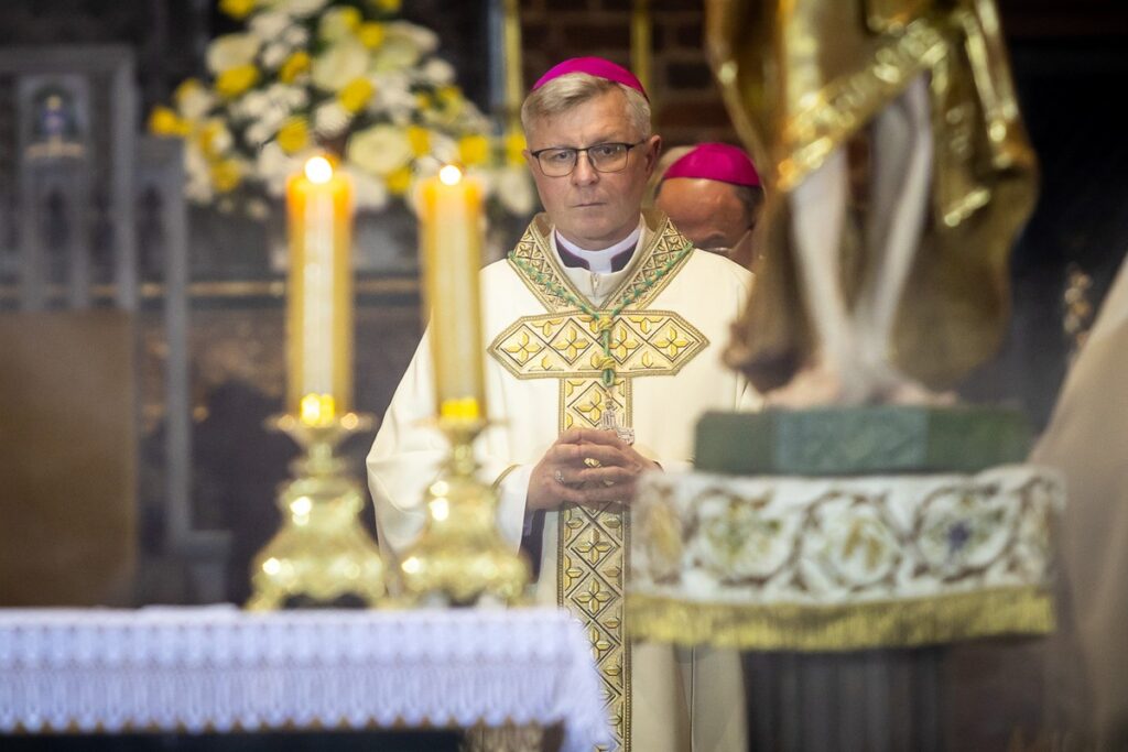 Ingres biskupa Arkadiusza Okroja, fot. Szymon Zdziebło/tarantoga.pl dla UMWKP