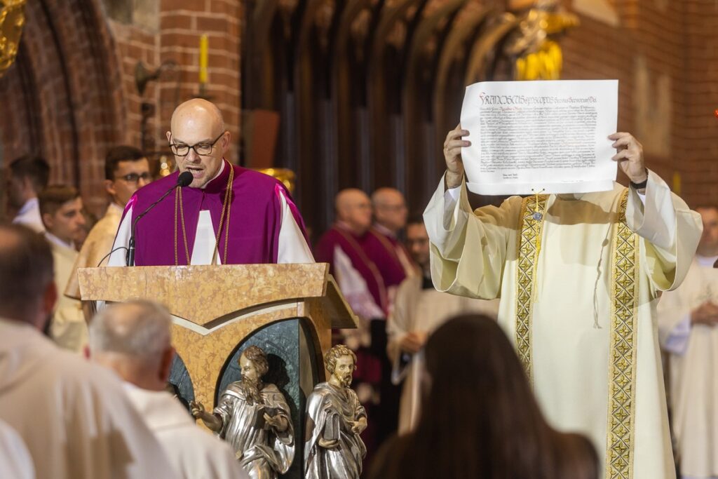 Ingres biskupa Arkadiusza Okroja, fot. Szymon Zdziebło/tarantoga.pl dla UMWKP