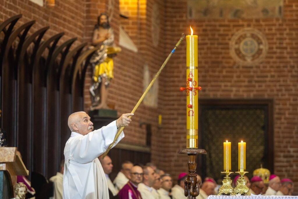 Ingres biskupa Arkadiusza Okroja, fot. Szymon Zdziebło/tarantoga.pl dla UMWKP