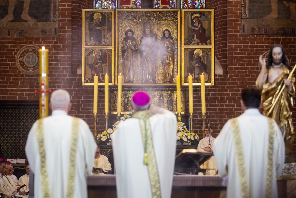 Ingres biskupa Arkadiusza Okroja, fot. Szymon Zdziebło/tarantoga.pl dla UMWKP