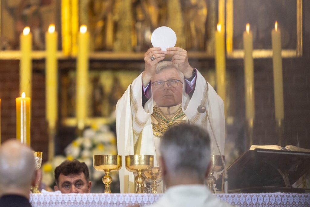 Ingres biskupa Arkadiusza Okroja, fot. Szymon Zdziebło/tarantoga.pl dla UMWKP