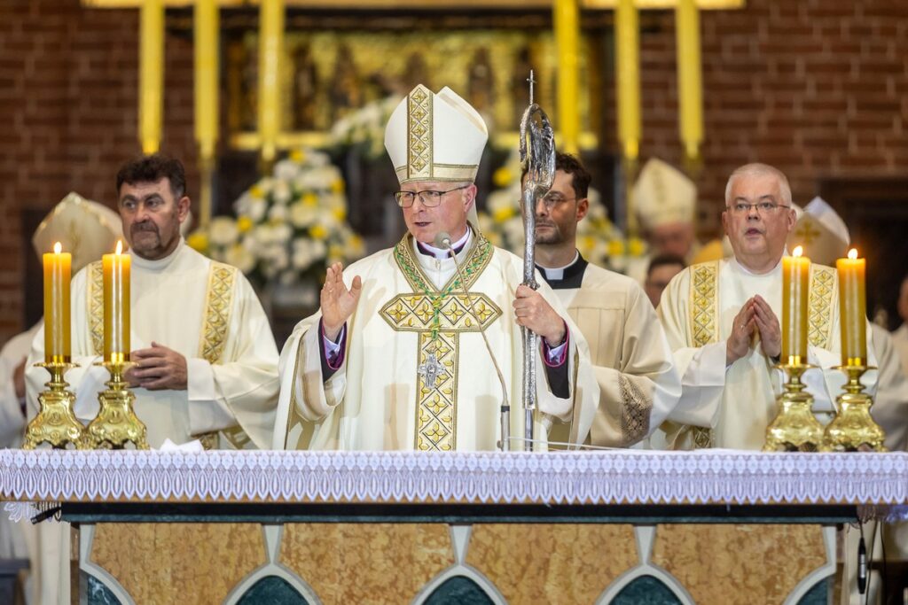 Ingres biskupa Arkadiusza Okroja, fot. Szymon Zdziebło/tarantoga.pl dla UMWKP