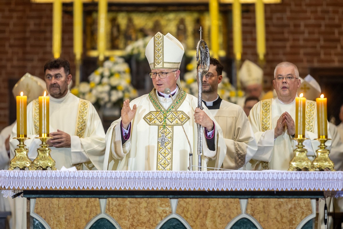 Ingres biskupa Arkadiusza Okroja, fot. Szymon Zdziebło/tarantoga.pl dla UMWKP