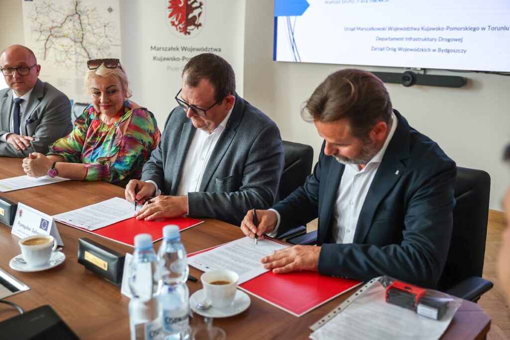 Contract signing ceremony, photo: Szymon Zdziebło/tarantoga for UMWKP