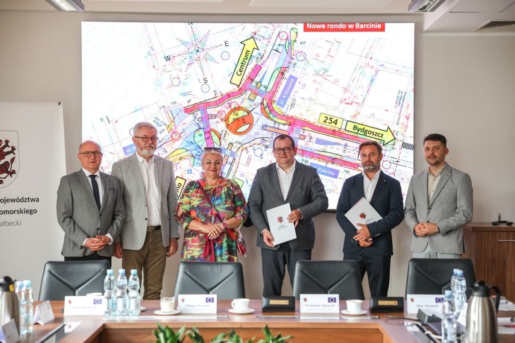 Contract signing ceremony, photo: Szymon Zdziebło/tarantoga for UMWKP
