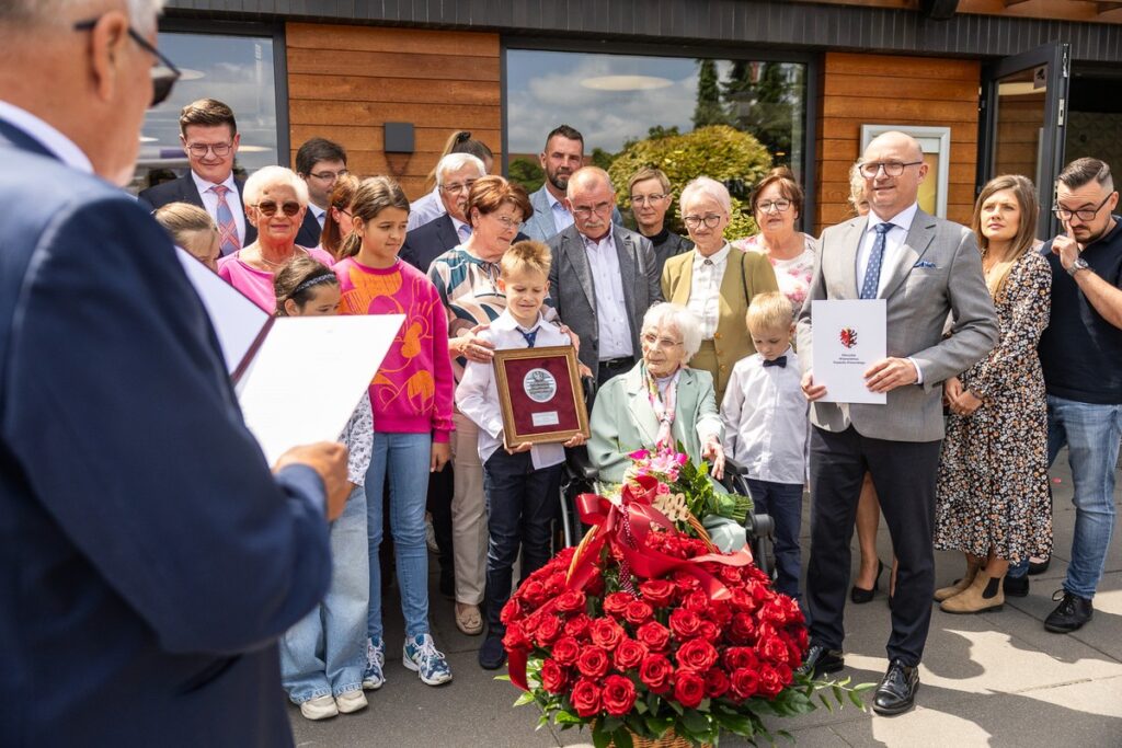 Awarding of the Unitas Durat medal to Cecylia Lemke, photo by Szymon Zdziebło/tarantoga.pl for UMWKP