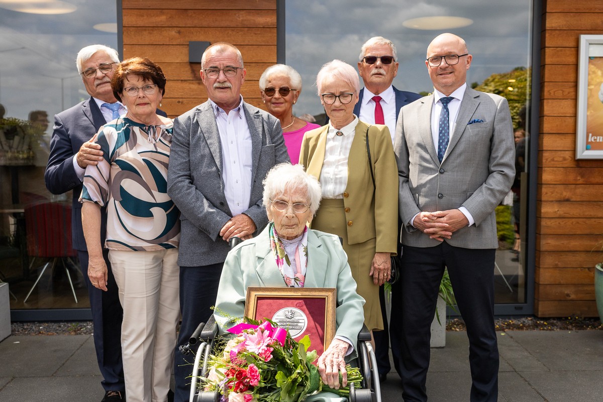 Awarding of the Unitas Durat medal to Cecylia Lemke, photo by Szymon Zdziebło/tarantoga.pl for UMWKP