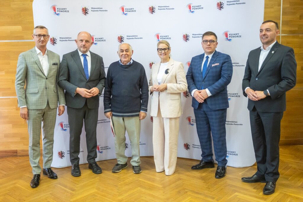 Wręczenie umów na dotację zakupu ciasta dla pszczół, fot. Mikołaj Kuras dla UMWKP