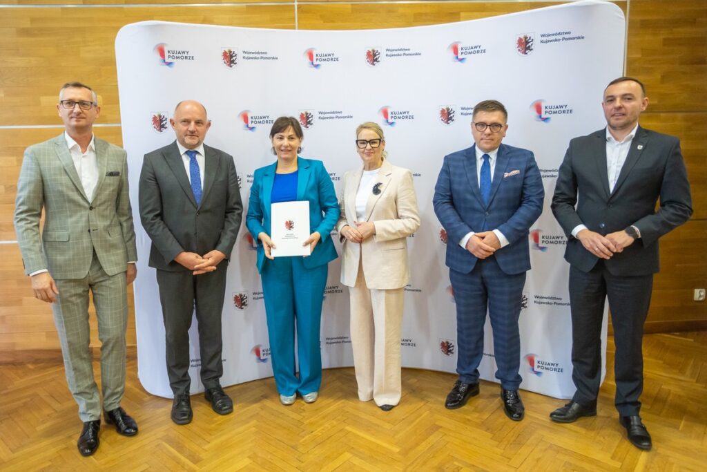 Signing of agreements for co-financing the modernisation of access roads to agricultural land, photo by Mikołaj Kuras for UMWKP