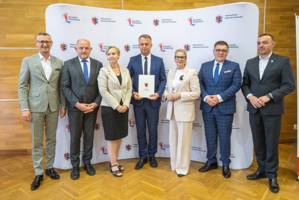 Signing of agreements for co-financing the modernisation of access roads to agricultural land, photo by Mikołaj Kuras for UMWKP