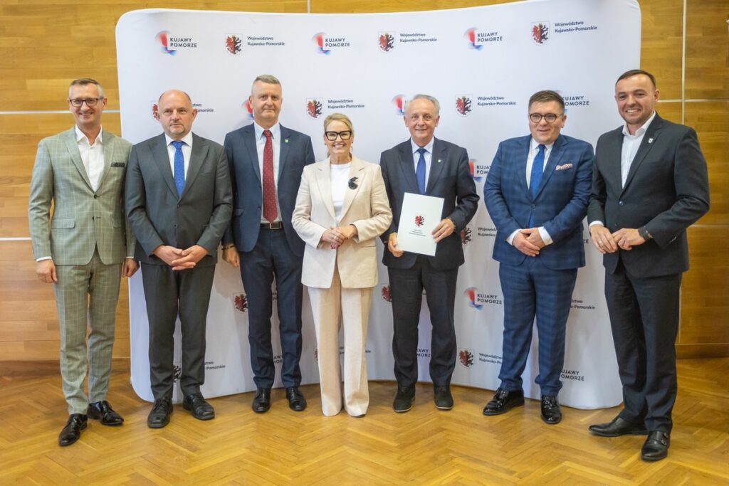 Signing of agreements for co-financing the modernisation of access roads to agricultural land, photo by Mikołaj Kuras for UMWKP