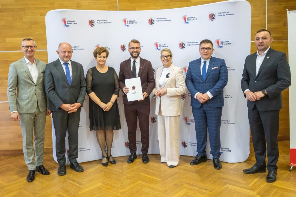 Signing of agreements for co-financing the modernisation of access roads to agricultural land, photo by Mikołaj Kuras for UMWKP