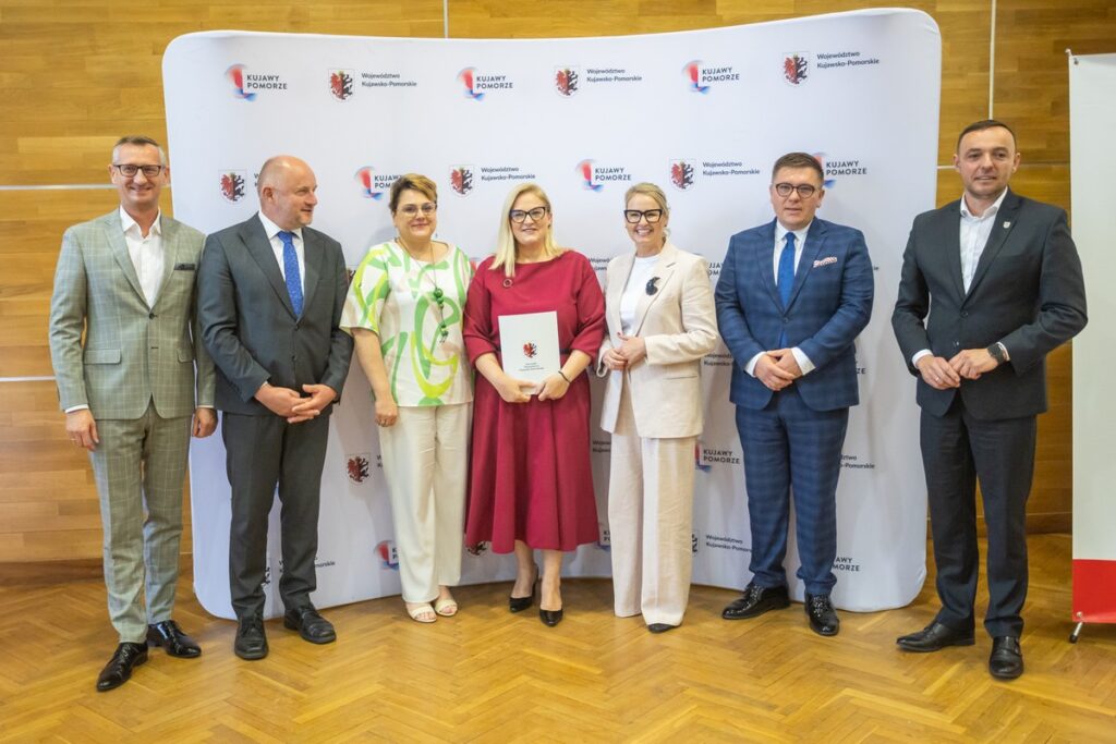 Signing of agreements for co-financing the modernisation of access roads to agricultural land, photo by Mikołaj Kuras for UMWKP