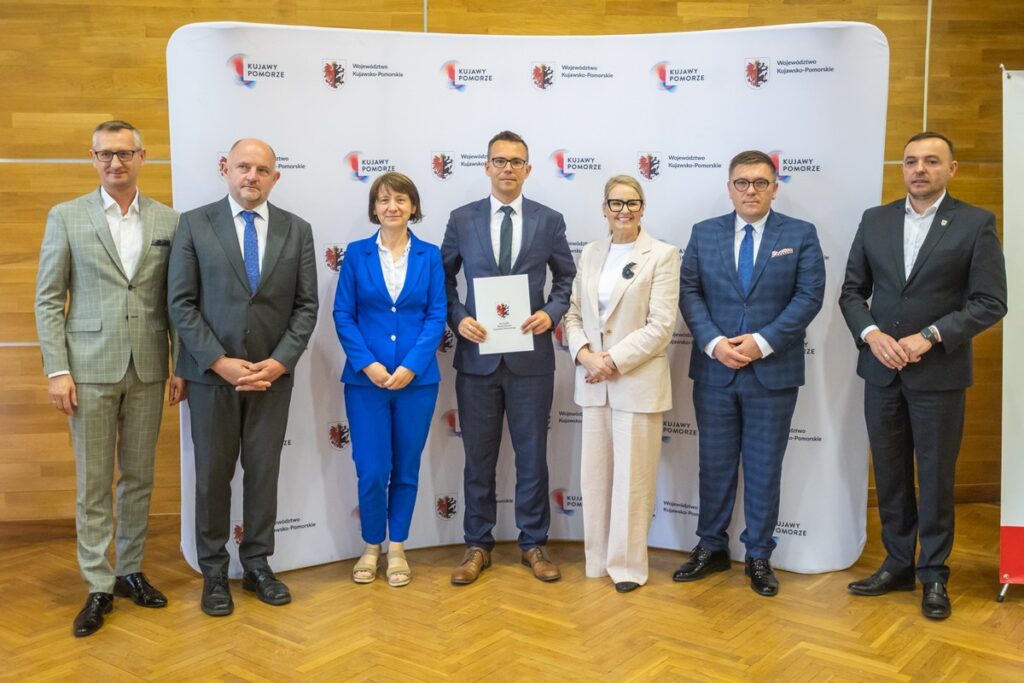 Signing of agreements for co-financing the modernisation of access roads to agricultural land, photo by Mikołaj Kuras for UMWKP