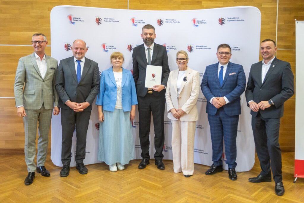 Signing of agreements for co-financing the modernisation of access roads to agricultural land, photo by Mikołaj Kuras for UMWKP
