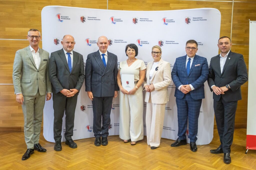Signing of agreements for co-financing the modernisation of access roads to agricultural land, photo by Mikołaj Kuras for UMWKP