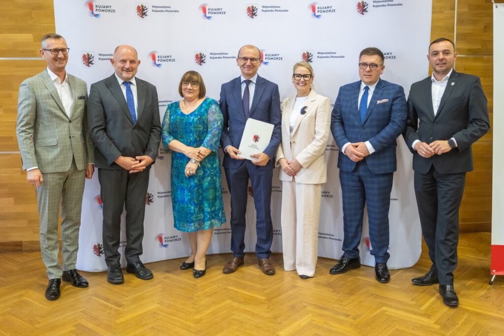 Signing of agreements for co-financing the modernisation of access roads to agricultural land, photo by Mikołaj Kuras for UMWKP