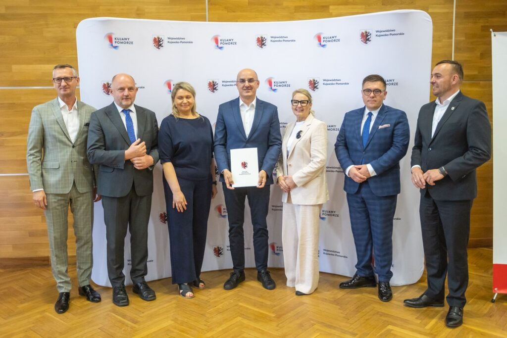 Signing of agreements for co-financing the modernisation of access roads to agricultural land, photo by Mikołaj Kuras for UMWKP