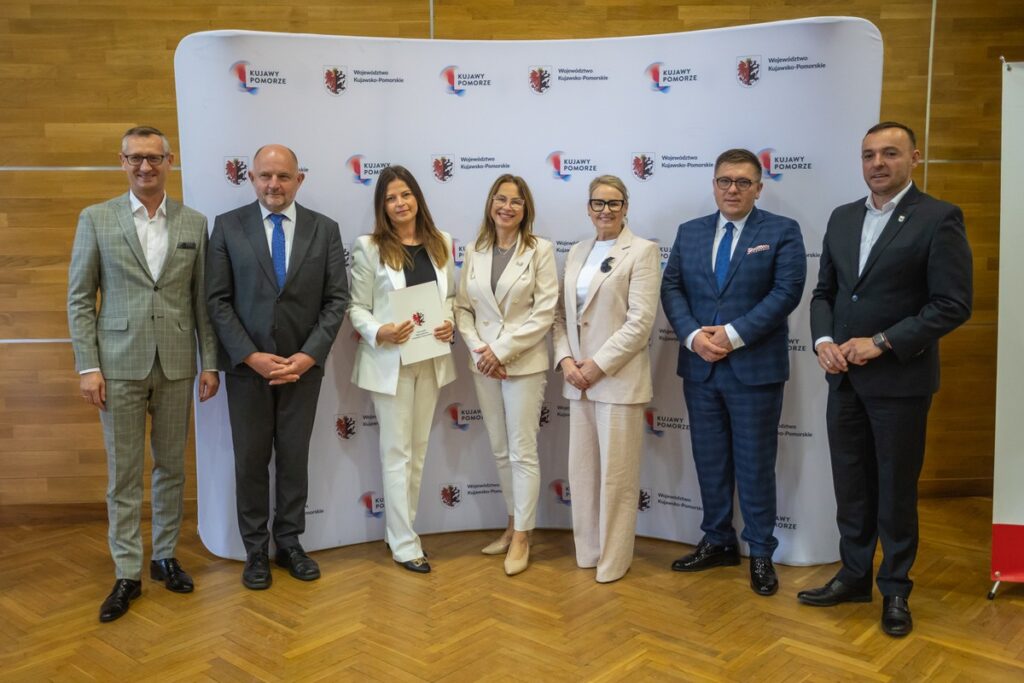 Signing of agreements for co-financing the modernisation of access roads to agricultural land, photo by Mikołaj Kuras for UMWKP